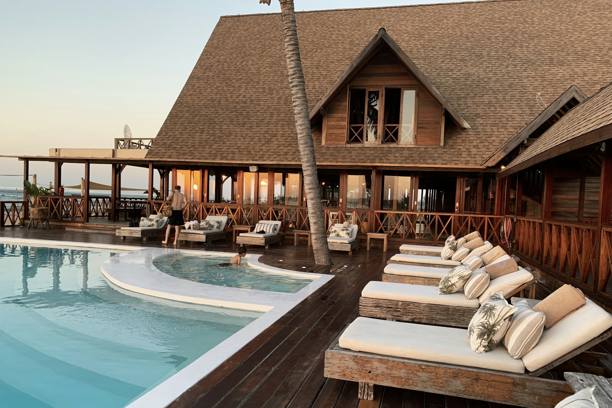 The Cliff Bay — Resort sobre a falésia, frente ao mar