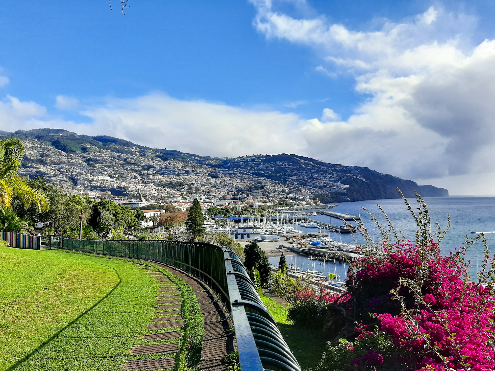 Cidade costeira da Madeira debruçada sobre a baía