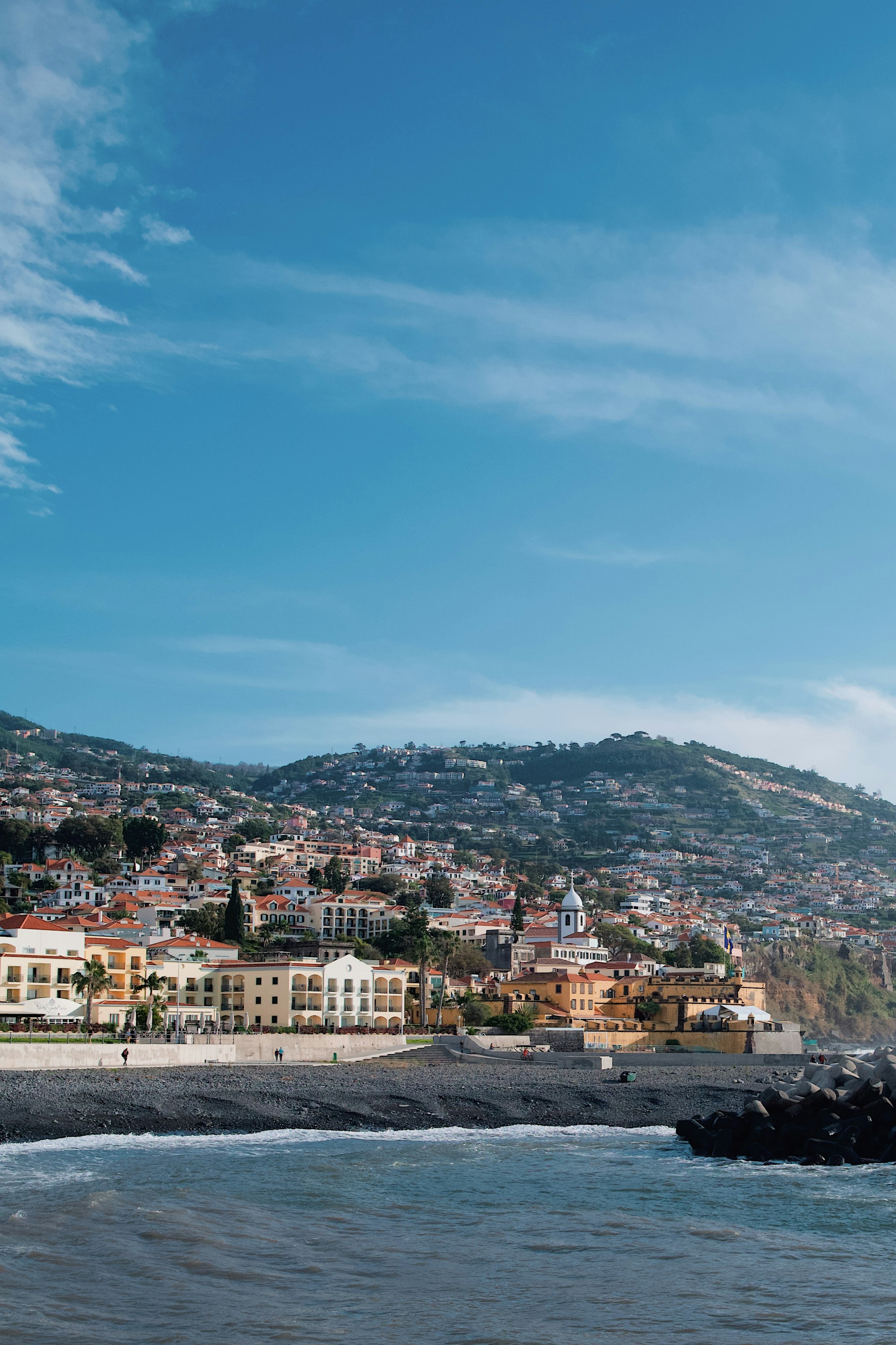 Residencial Amparo — Cidade costeira da Madeira debruçada sobre a baía