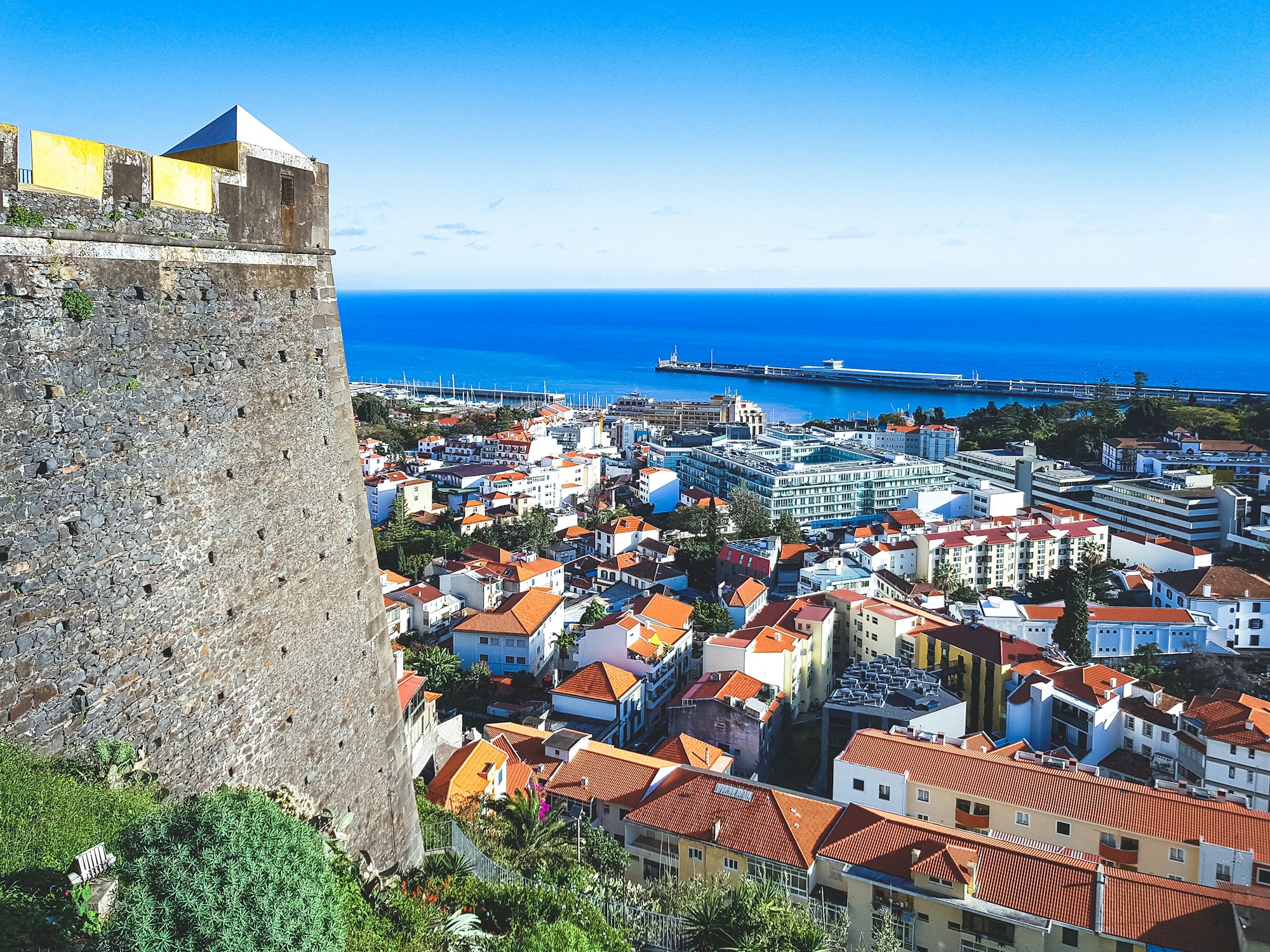 Hotel Girassol — Cidade costeira da Madeira debruçada sobre a baía