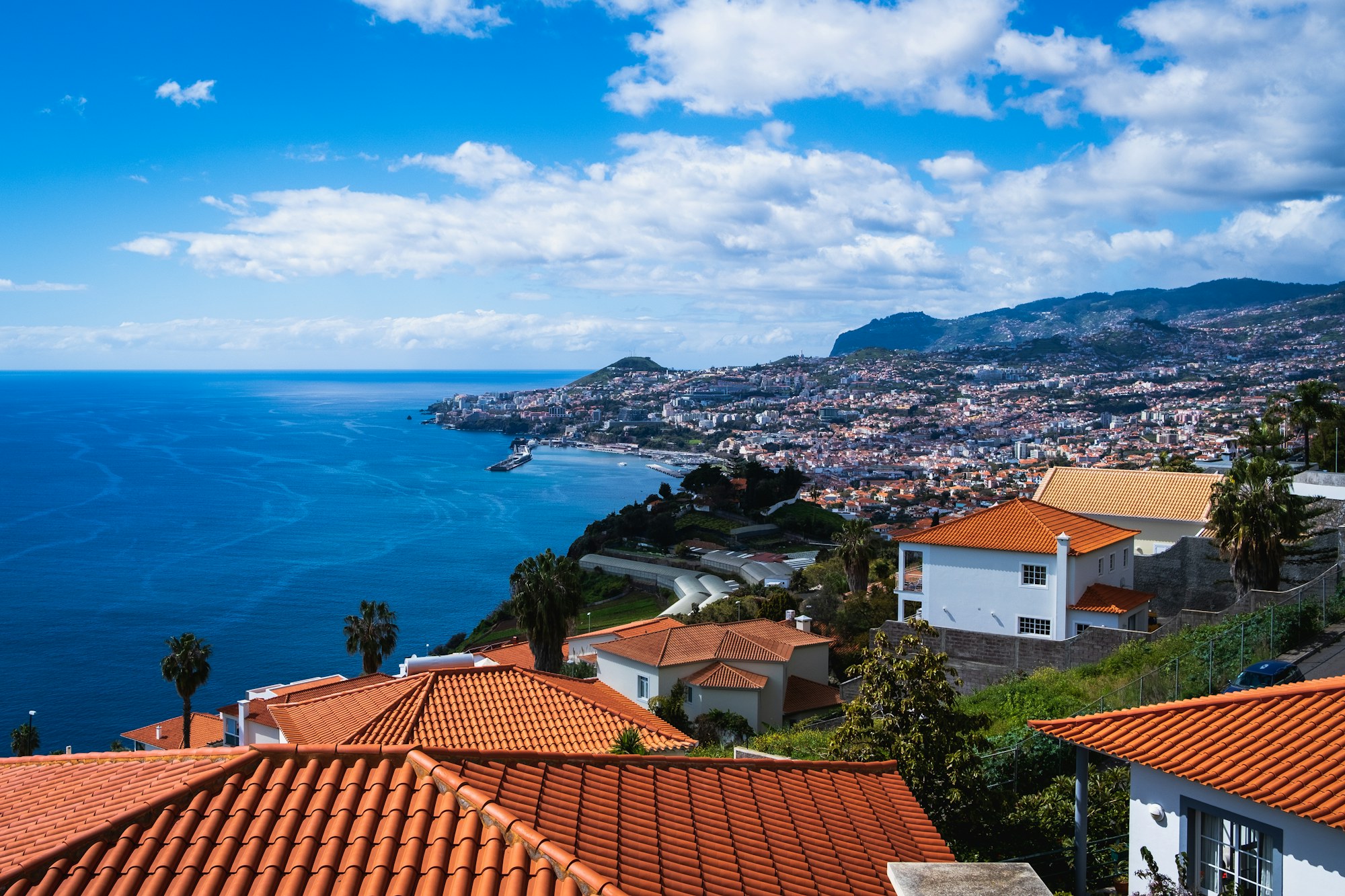 Apartamentos Turísticos Atlântida — Cidade costeira da Madeira debruçada sobre a baía