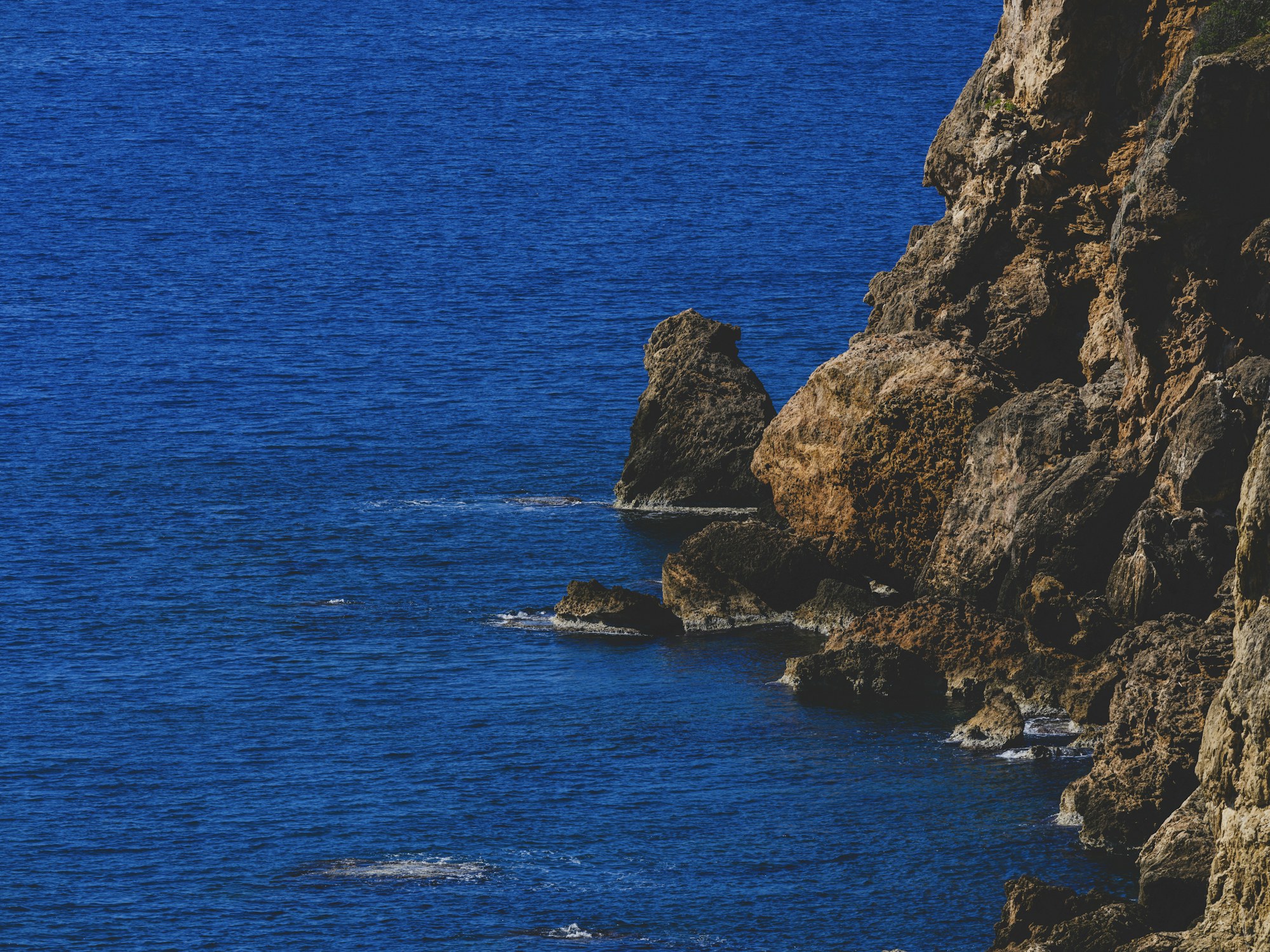 Cabanas de São Jorge Village — Falésias verdejantes sobre o oceano Atlântico, na Madeira