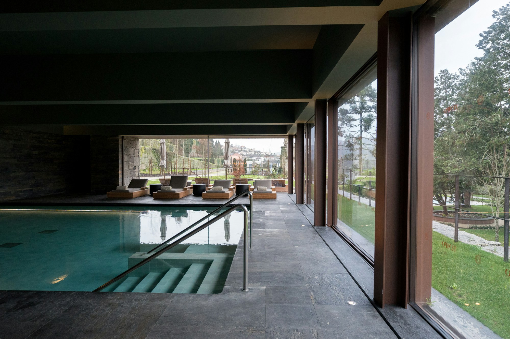Piscina interior de spa e bem-estar